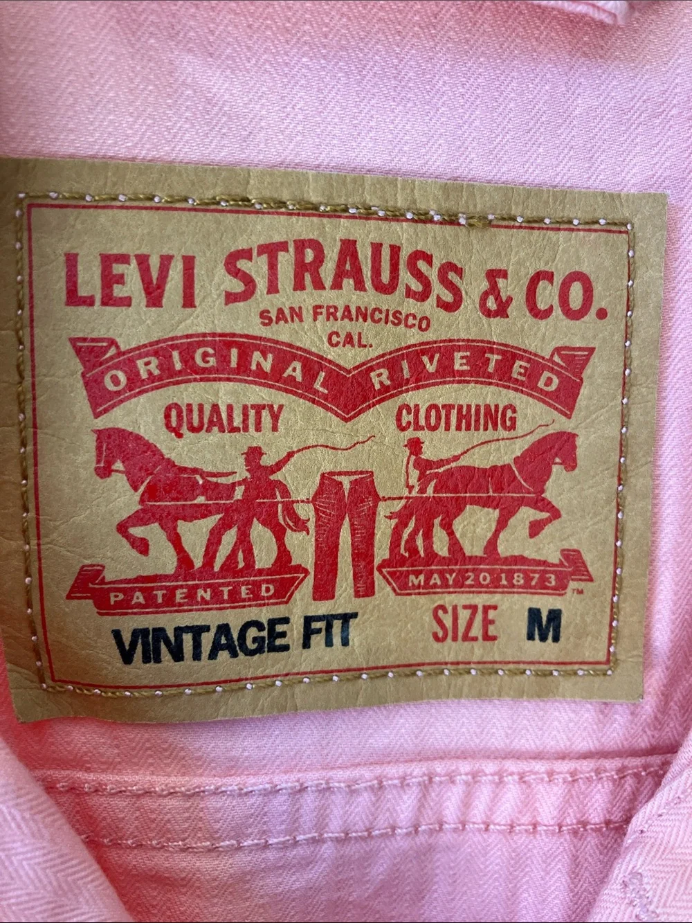 LEVI’S Vintage Fit Trucker Jacket in Coral Lightweight Denim Men’s Size M NWT - Picture 2 of 13